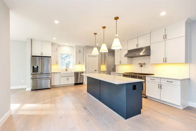25 Indian Rock Road, Bedford, NH 03110