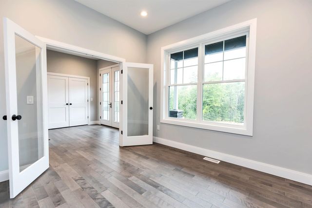 25 Indian Rock Road, Bedford, NH 03110
