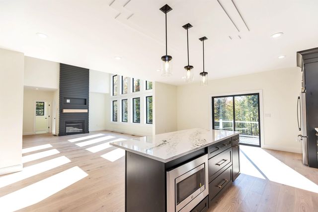 25 Indian Rock Road, Bedford, NH 03110