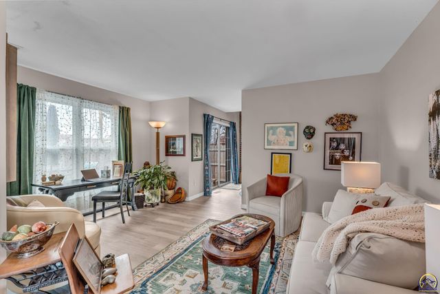 2900 SW Arrowhead RD, Topeka, KS 66614