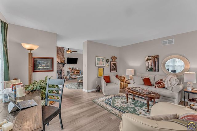 2900 SW Arrowhead RD, Topeka, KS 66614