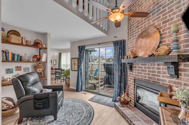 2900 SW Arrowhead RD, Topeka, KS 66614