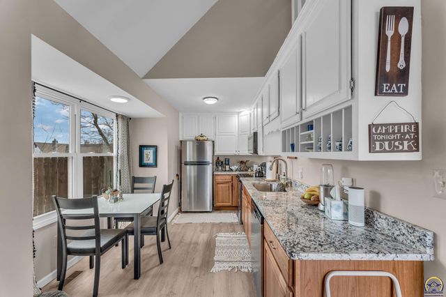 2900 SW Arrowhead RD, Topeka, KS 66614