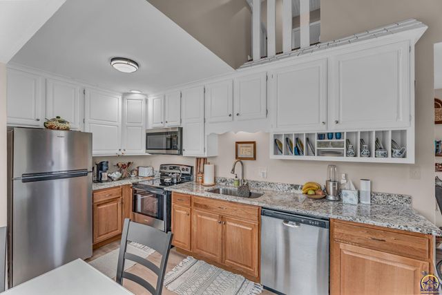 2900 SW Arrowhead RD, Topeka, KS 66614