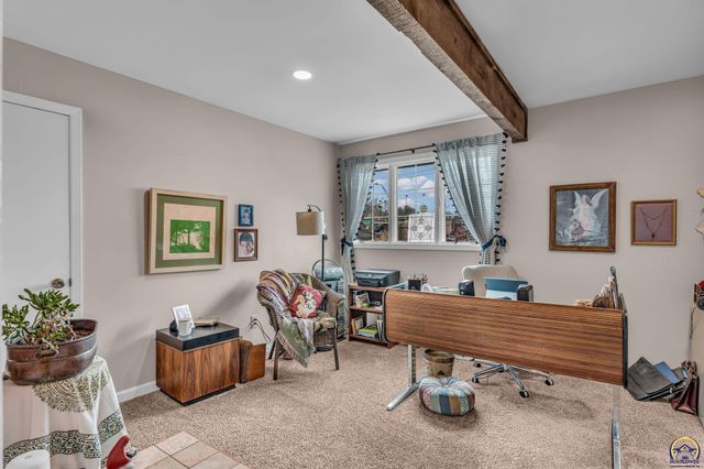 2900 SW Arrowhead RD, Topeka, KS 66614