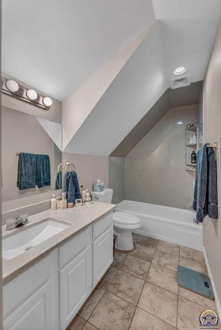 2900 SW Arrowhead RD, Topeka, KS 66614