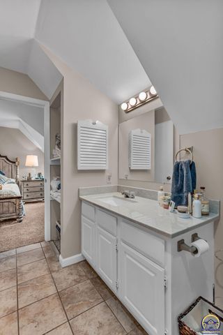 2900 SW Arrowhead RD, Topeka, KS 66614