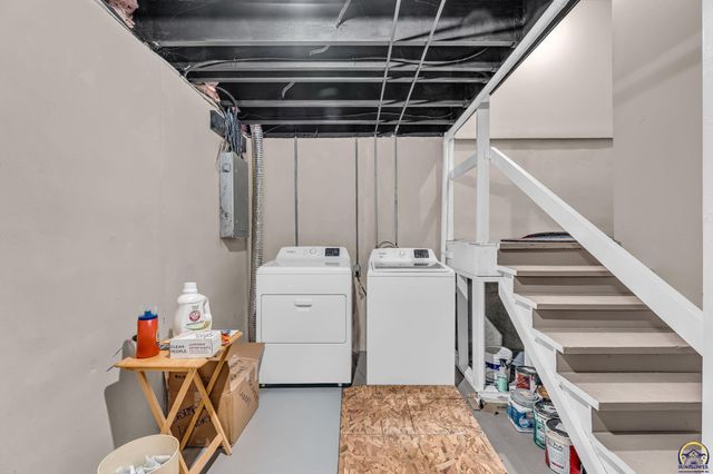 2900 SW Arrowhead RD, Topeka, KS 66614