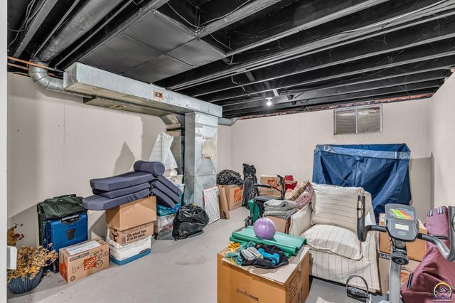 2900 SW Arrowhead RD, Topeka, KS 66614