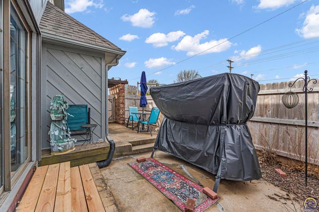 2900 SW Arrowhead RD, Topeka, KS 66614