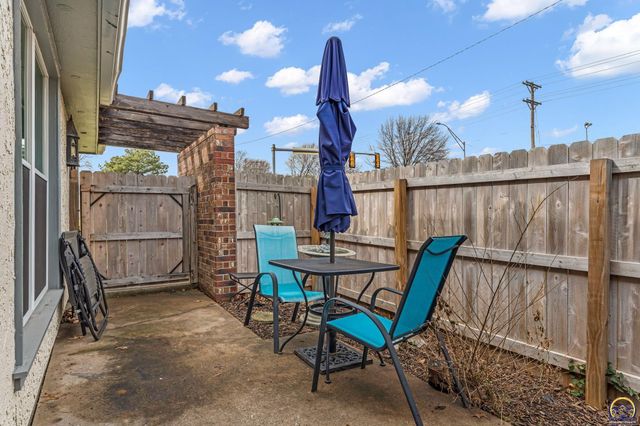 2900 SW Arrowhead RD, Topeka, KS 66614