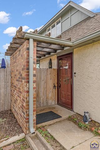 2900 SW Arrowhead RD, Topeka, KS 66614