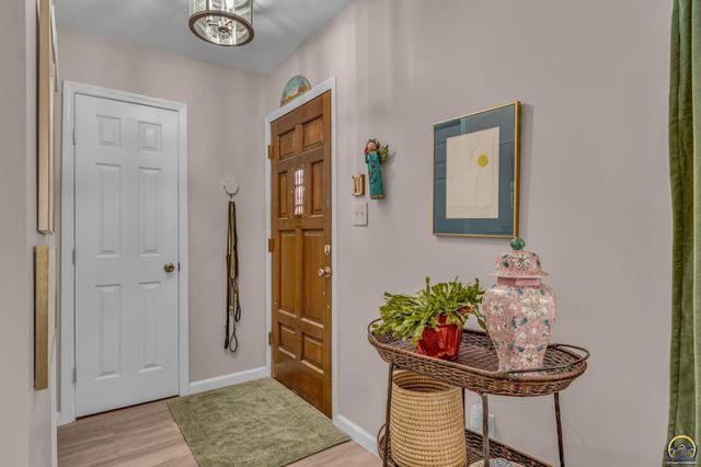 2900 SW Arrowhead RD, Topeka, KS 66614