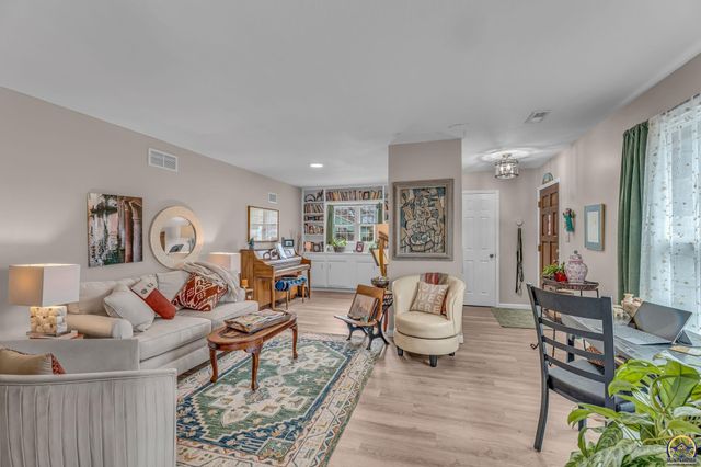 2900 SW Arrowhead RD, Topeka, KS 66614