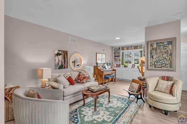 2900 SW Arrowhead RD, Topeka, KS 66614