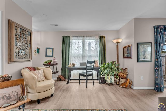 2900 SW Arrowhead RD, Topeka, KS 66614