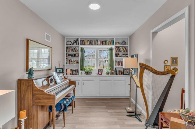 2900 SW Arrowhead RD, Topeka, KS 66614