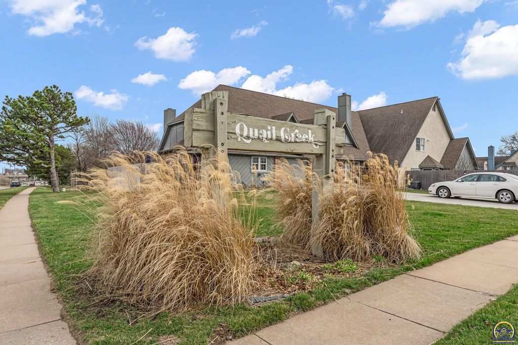 2900 SW Arrowhead RD, Topeka, KS 66614