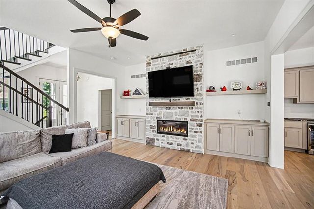 8806 NE 81ST Terrace, Kansas City, MO 64158