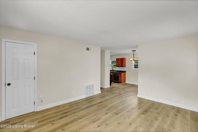 4901 Seville Dr, Louisville, KY 40272
