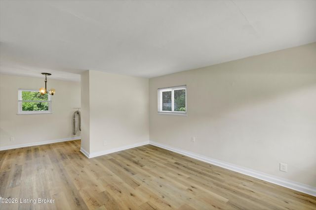 4901 Seville Dr, Louisville, KY 40272