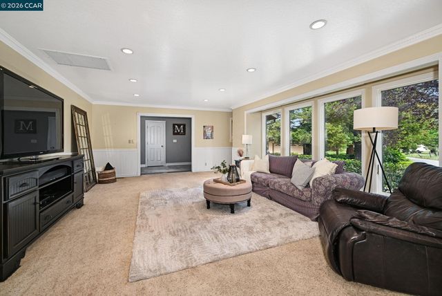 1016 Pine Hollow Ct, Clayton, CA 94517
