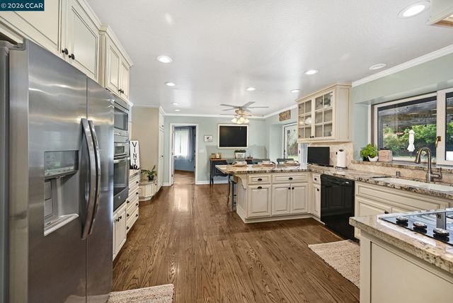 1016 Pine Hollow Ct, Clayton, CA 94517