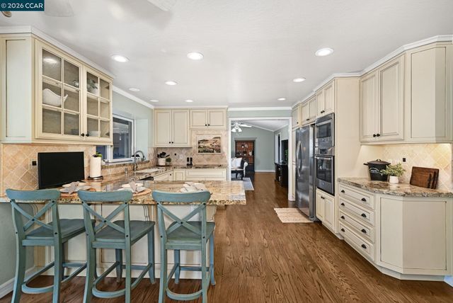 1016 Pine Hollow Ct, Clayton, CA 94517