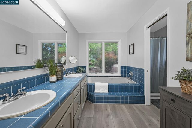 1016 Pine Hollow Ct, Clayton, CA 94517
