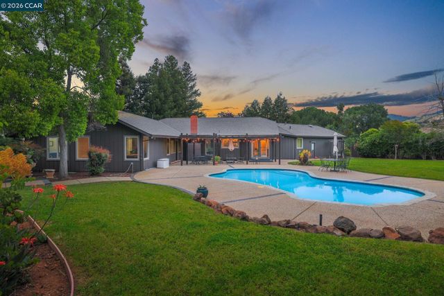 1016 Pine Hollow Ct, Clayton, CA 94517