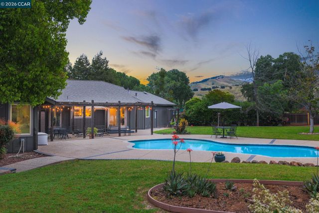 1016 Pine Hollow Ct, Clayton, CA 94517