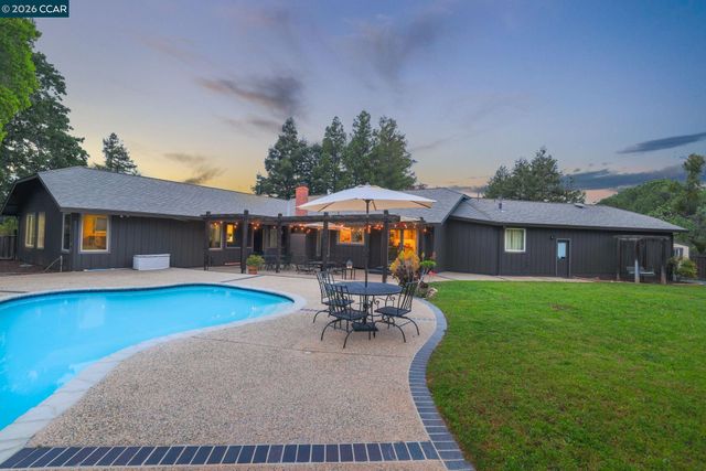 1016 Pine Hollow Ct, Clayton, CA 94517