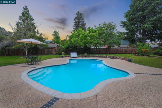 1016 Pine Hollow Ct, Clayton, CA 94517