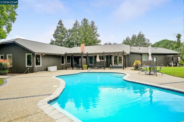 1016 Pine Hollow Ct, Clayton, CA 94517
