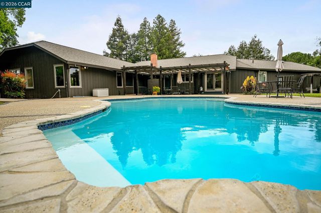1016 Pine Hollow Ct, Clayton, CA 94517