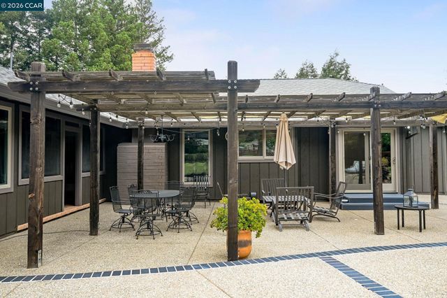 1016 Pine Hollow Ct, Clayton, CA 94517