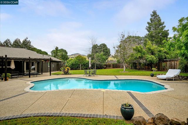 1016 Pine Hollow Ct, Clayton, CA 94517