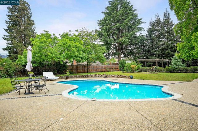 1016 Pine Hollow Ct, Clayton, CA 94517