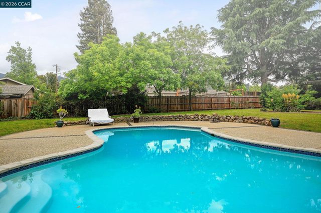1016 Pine Hollow Ct, Clayton, CA 94517