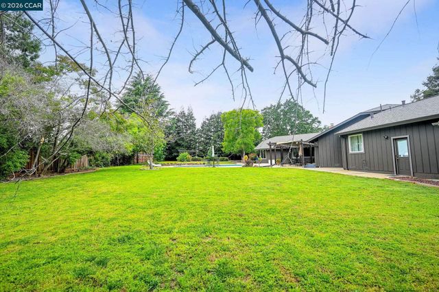1016 Pine Hollow Ct, Clayton, CA 94517