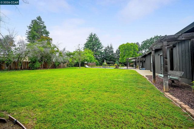 1016 Pine Hollow Ct, Clayton, CA 94517