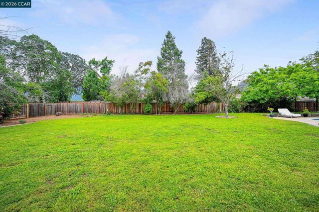 1016 Pine Hollow Ct, Clayton, CA 94517