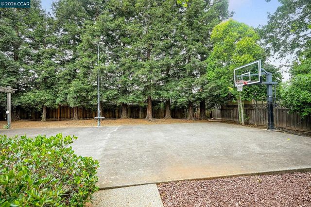 1016 Pine Hollow Ct, Clayton, CA 94517