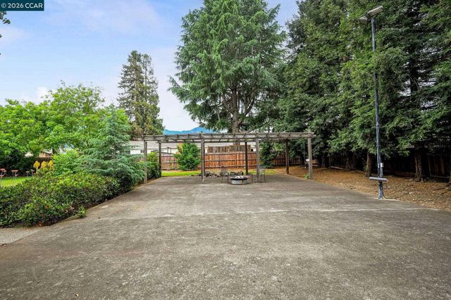 1016 Pine Hollow Ct, Clayton, CA 94517