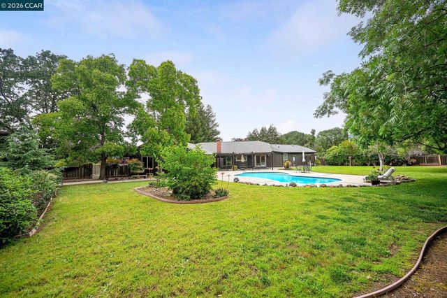 1016 Pine Hollow Ct, Clayton, CA 94517