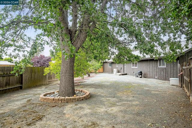 1016 Pine Hollow Ct, Clayton, CA 94517