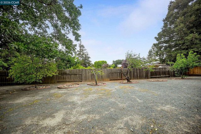 1016 Pine Hollow Ct, Clayton, CA 94517