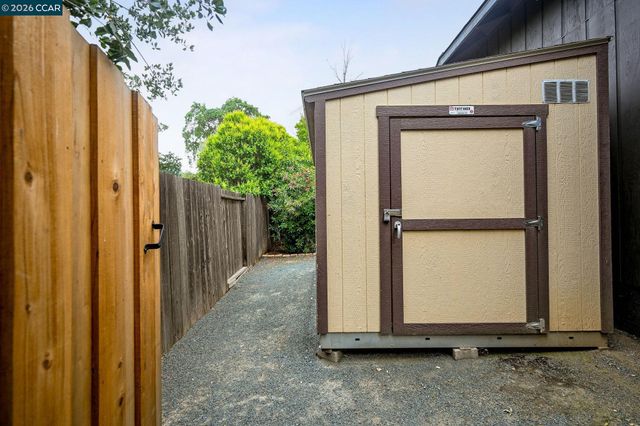 1016 Pine Hollow Ct, Clayton, CA 94517