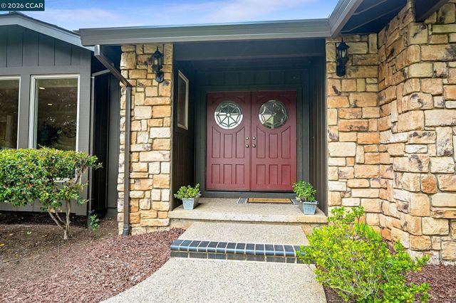1016 Pine Hollow Ct, Clayton, CA 94517