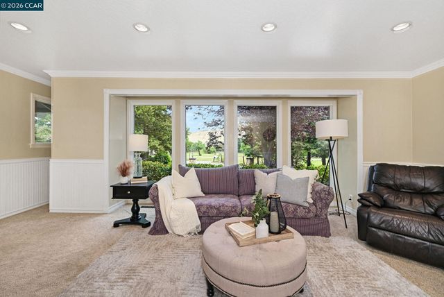 1016 Pine Hollow Ct, Clayton, CA 94517